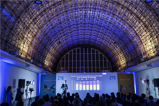 �۵������ֻ�����һ�� �������Axon M��½ŷ���г�